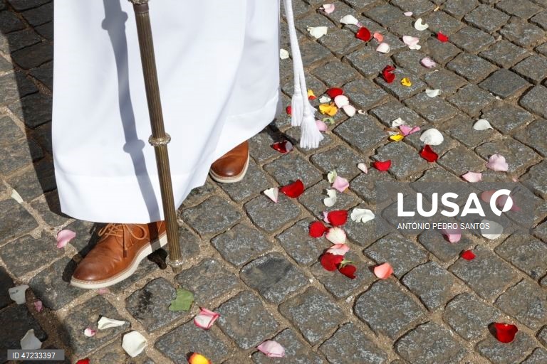 Fiéis católicos participam na procissão Eucarística do Corpo de Deus, em Lisboa, 04 de junho de 2026. Presidida pelo Patriarca de Lisboa, D. Rui Valério, esta procissão é uma das mais antigas e importantes tradições religiosas da cidade, ocorrendo na quinta-feira da Solenidade do Santíssimo Corpo e Sangue de Cristo. ANTÓNIO PEDRO SANTOS/LUSA