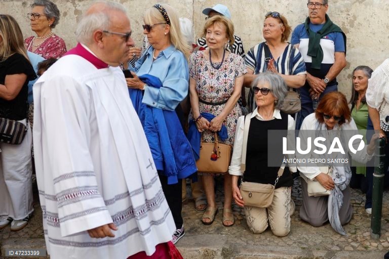 Fiéis católicos participam na procissão Eucarística do Corpo de Deus, em Lisboa, 04 de junho de 2026. Presidida pelo Patriarca de Lisboa, D. Rui Valério, esta procissão é uma das mais antigas e importantes tradições religiosas da cidade, ocorrendo na quinta-feira da Solenidade do Santíssimo Corpo e Sangue de Cristo. ANTÓNIO PEDRO SANTOS/LUSA