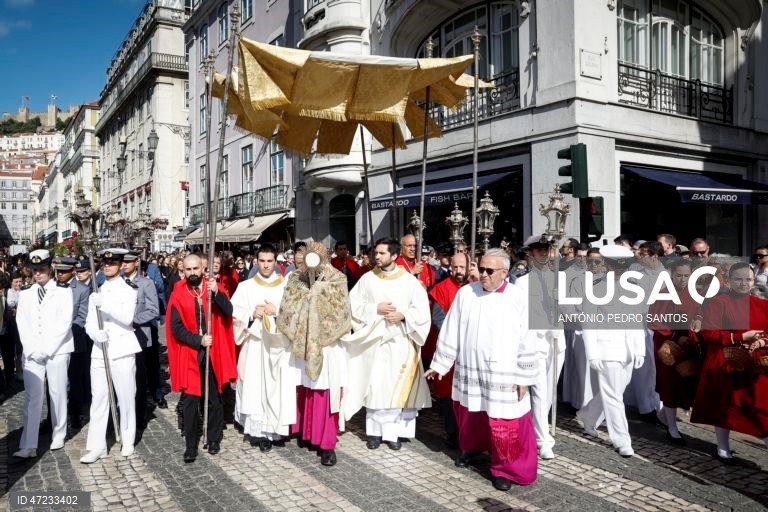 O Patriarca de Lisboa, D. Rui Valério (C), preside à procissão Eucarística do Corpo de Deus, em Lisboa, 04 de junho de 2026. Esta procissão é uma das mais antigas e importantes tradições religiosas da cidade, ocorrendo na quinta-feira da Solenidade do Santíssimo Corpo e Sangue de Cristo. ANTÓNIO PEDRO SANTOS/LUSA