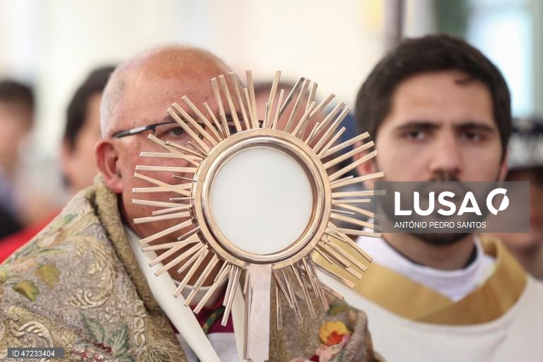 O Patriarca de Lisboa, D. Rui Valério (E), preside à procissão Eucarística do Corpo de Deus, em Lisboa, 04 de junho de 2026. Esta procissão é uma das mais antigas e importantes tradições religiosas da cidade, ocorrendo na quinta-feira da Solenidade do Santíssimo Corpo e Sangue de Cristo. ANTÓNIO PEDRO SANTOS/LUSA