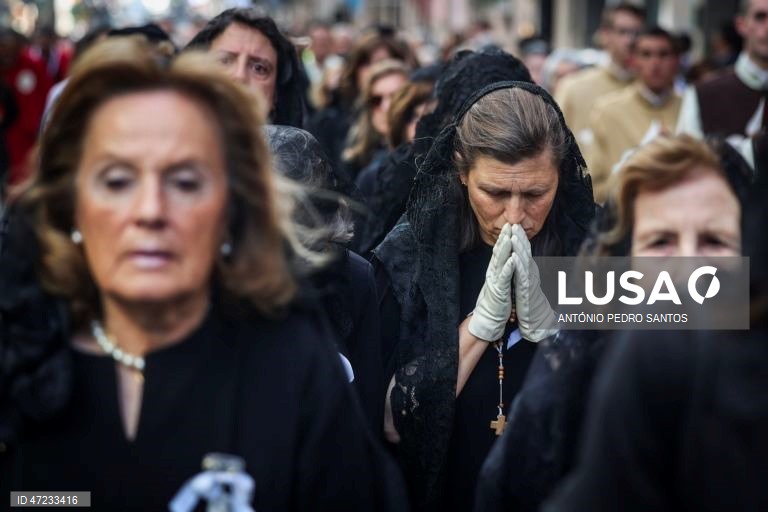 Fiéis católicos participam na procissão Eucarística do Corpo de Deus, em Lisboa, 04 de junho de 2026. Presidida pelo Patriarca de Lisboa, D. Rui Valério, esta procissão é uma das mais antigas e importantes tradições religiosas da cidade, ocorrendo na quinta-feira da Solenidade do Santíssimo Corpo e Sangue de Cristo. ANTÓNIO PEDRO SANTOS/LUSA