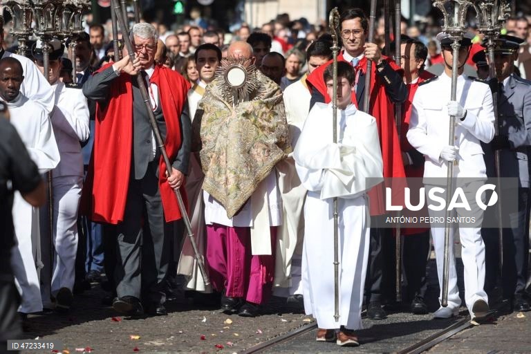 O Patriarca de Lisboa, D. Rui Valério (D), preside à procissão Eucarística do Corpo de Deus, em Lisboa, 04 de junho de 2026. Esta procissão é uma das mais antigas e importantes tradições religiosas da cidade, ocorrendo na quinta-feira da Solenidade do Santíssimo Corpo e Sangue de Cristo. ANTÓNIO PEDRO SANTOS/LUSA