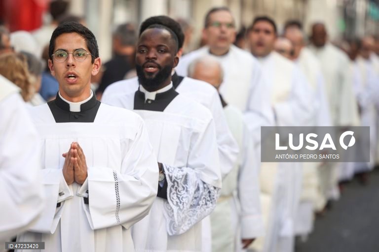 Fiéis católicos participam na procissão Eucarística do Corpo de Deus, em Lisboa, 04 de junho de 2026. Presidida pelo Patriarca de Lisboa, D. Rui Valério, esta procissão é uma das mais antigas e importantes tradições religiosas da cidade, ocorrendo na quinta-feira da Solenidade do Santíssimo Corpo e Sangue de Cristo. ANTÓNIO PEDRO SANTOS/LUSA