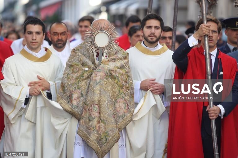 O Patriarca de Lisboa, D. Rui Valério, preside à procissão Eucarística do Corpo de Deus, em Lisboa, 04 de junho de 2026. Esta procissão é uma das mais antigas e importantes tradições religiosas da cidade, ocorrendo na quinta-feira da Solenidade do Santíssimo Corpo e Sangue de Cristo. ANTÓNIO PEDRO SANTOS/LUSA
