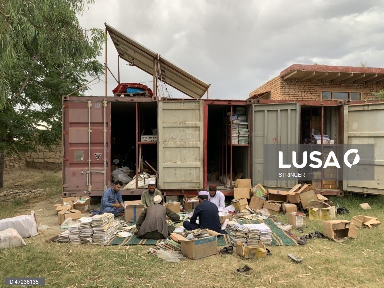 As escolas afegãs enfrentam dificuldades devido à escassez de instalações e de livros escolares
