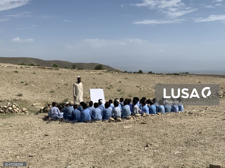 As escolas afegãs enfrentam dificuldades devido à escassez de instalações e de livros escolares