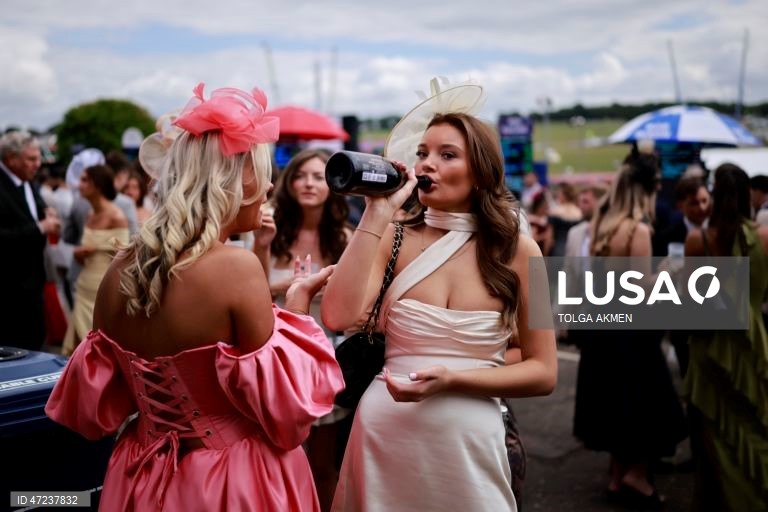 Corridas de cavalos no Derby de Epsom 2026 - Dia das Mulheres