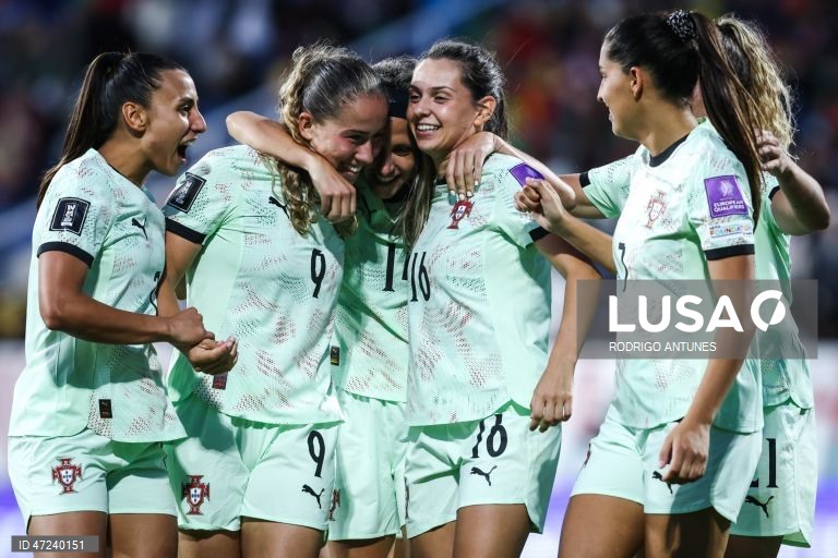 A seleção portuguesa feminina de futebol venceu hoje a Letónia por 5-0, no Estoril, para somar o quinto triunfo em cinco jogos e reforçar a liderança do Grupo B3 de apuramento para o Mundial de 2027.