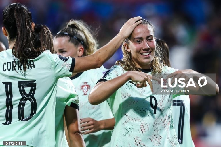 A seleção portuguesa feminina de futebol venceu hoje a Letónia por 5-0, no Estoril, para somar o quinto triunfo em cinco jogos e reforçar a liderança do Grupo B3 de apuramento para o Mundial de 2027.