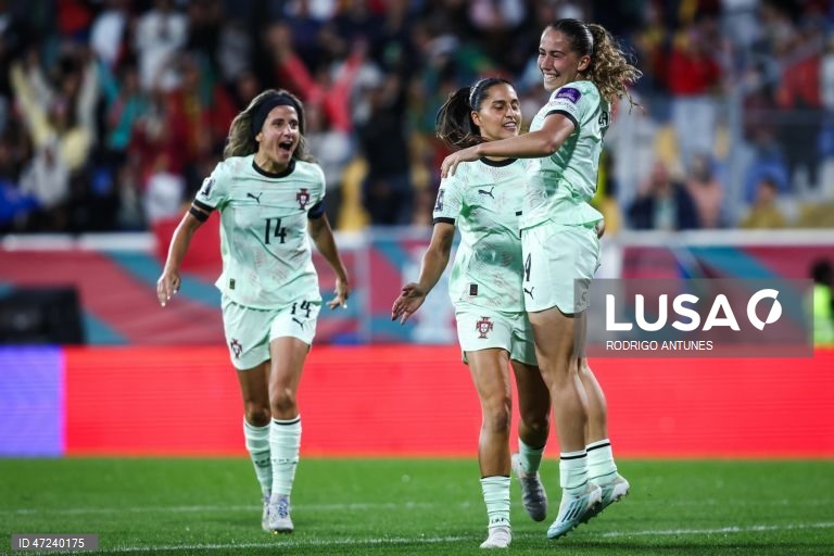 A seleção portuguesa feminina de futebol venceu hoje a Letónia por 5-0, no Estoril, para somar o quinto triunfo em cinco jogos e reforçar a liderança do Grupo B3 de apuramento para o Mundial de 2027.