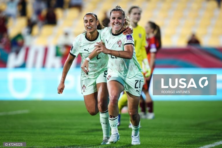 A seleção portuguesa feminina de futebol venceu hoje a Letónia por 5-0, no Estoril, para somar o quinto triunfo em cinco jogos e reforçar a liderança do Grupo B3 de apuramento para o Mundial de 2027.