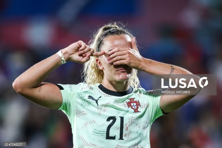 A seleção portuguesa feminina de futebol venceu hoje a Letónia por 5-0, no Estoril, para somar o quinto triunfo em cinco jogos e reforçar a liderança do Grupo B3 de apuramento para o Mundial de 2027.
