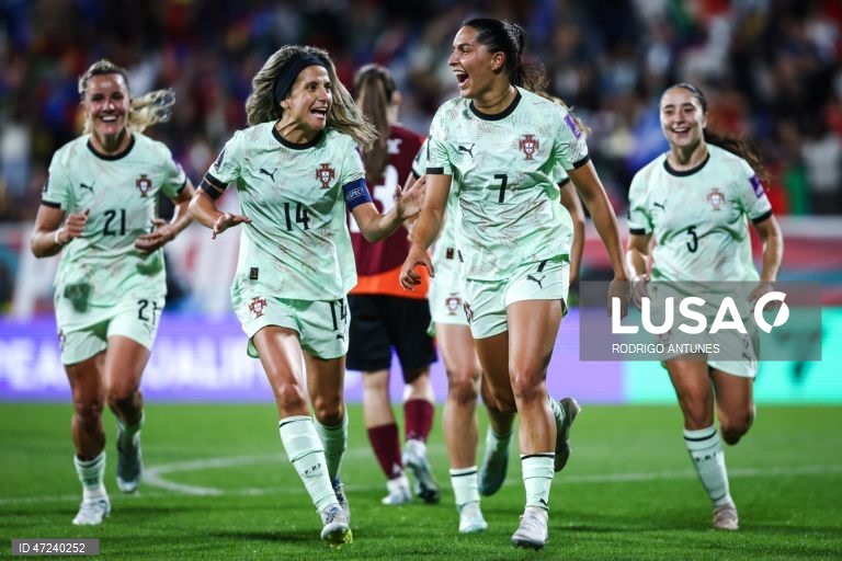 A seleção portuguesa feminina de futebol venceu hoje a Letónia por 5-0, no Estoril, para somar o quinto triunfo em cinco jogos e reforçar a liderança do Grupo B3 de apuramento para o Mundial de 2027.
