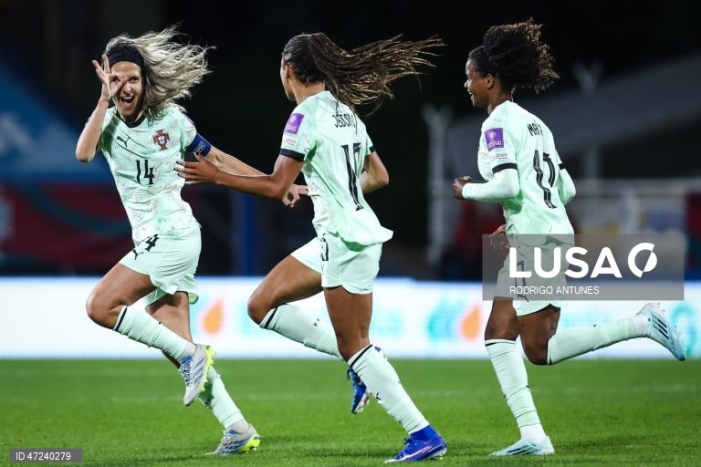 A seleção portuguesa feminina de futebol venceu hoje a Letónia por 5-0, no Estoril, para somar o quinto triunfo em cinco jogos e reforçar a liderança do Grupo B3 de apuramento para o Mundial de 2027.
