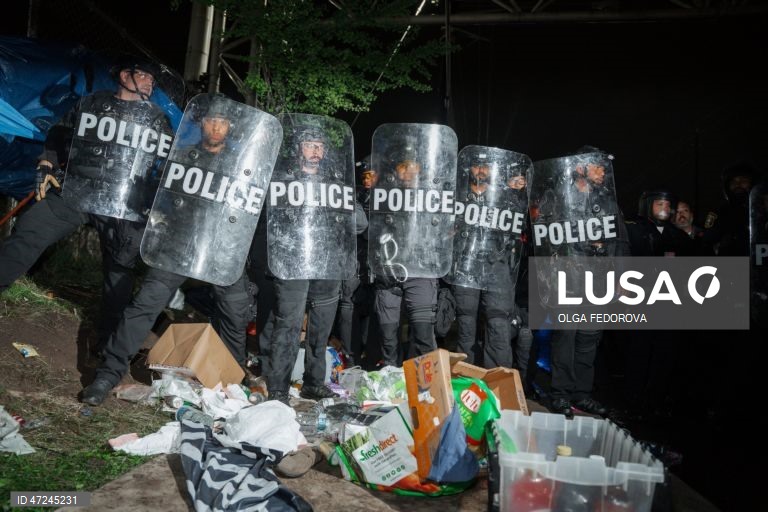 Protestos no exterior do Centro de Detenção Delaney Halem.