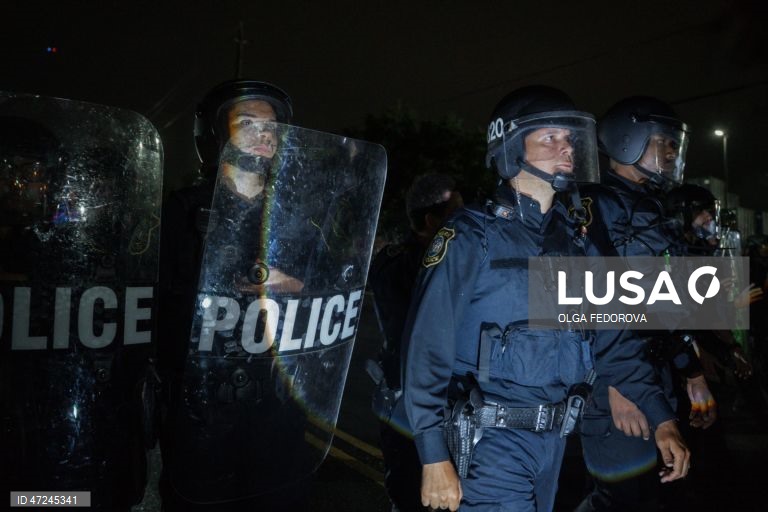 Protestos no exterior do Centro de Detenção Delaney Halem.