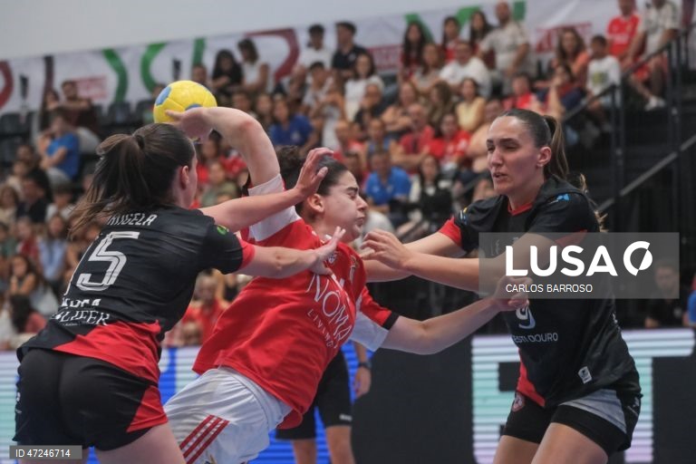 Ângela Pessoa (E) e Mariana Oliveira (D) do CJ Almeida Garrett e Patrícia Rodrigues (C) do Benfica durante o jogo da final da Taça de Portugal Feminina de andebol, no Pavilhão Multiusos de Alcobaça, 07 de junho de 2026. CARLOS BARROSO/LUSA