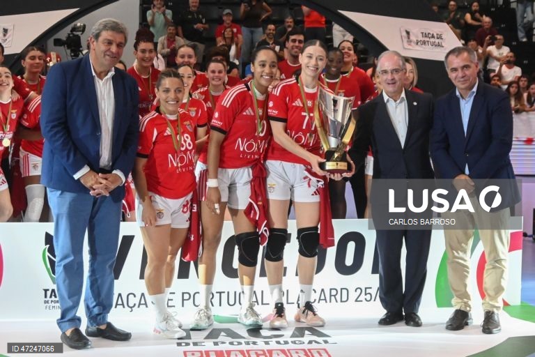 Jogadoras do Benfica, celebram a vitória  frente à equipa CJ Almeida Garrett no jogo da final da Taça de Portugal feminina de andebol, no Pavilhão Multiusos de Alcobaça, 07 de junho de 2026. CARLOS BARROSO/LUSA