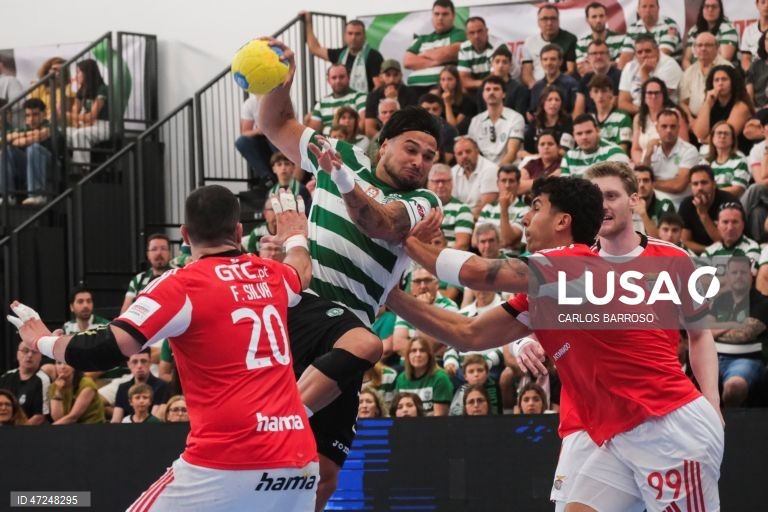 O jogador do Sporting Natan Diaz (C), em ação contra o jogador do Benfica Javi Rodriguez (D), durante o jogo da final da Taça de Portugal de andebol, no Pavilhão Multiúsos de Alcobaça, 07 de junho de 2026. CARLOS BARROSO/LUSA