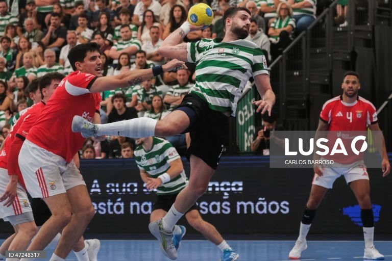 O jogador do Sporting Natan Diaz (C), em ação contra o jogador do Benfica durante o jogo da final da Taça de Portugal de andebol, no Pavilhão Multiúsos de Alcobaça, 07 de junho de 2026. CARLOS BARROSO/LUSA