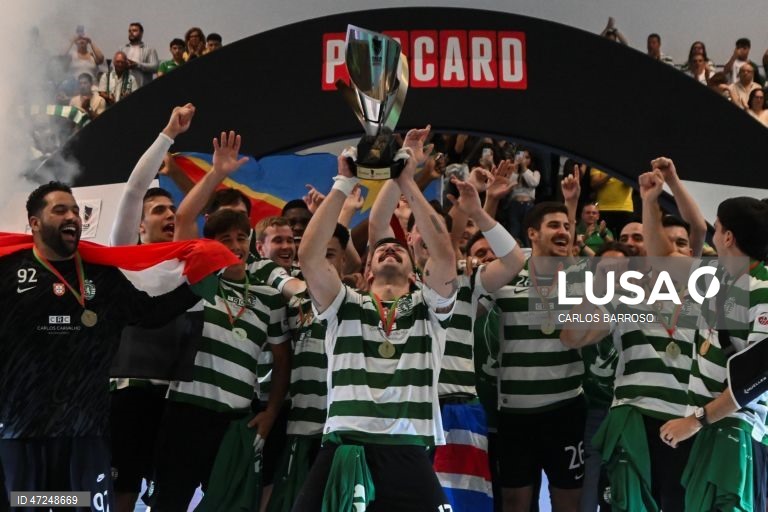 Os jogadores do Sporting festejam após conquistarem a Taça de Portugal de andebol contra o Benfica, no Pavilhão Multiúsos de Alcobaça, 07 de junho de 2026.  O Sporting conquistou hoje pela 20.ª vez, e quinta consecutiva, a Taça de Portugal de andebol, ao bater na final o Benfica por 41-39, após prolongamento, num jogo disputado em Alcobaça, Leiria. CARLOS BARROSO/LUSA