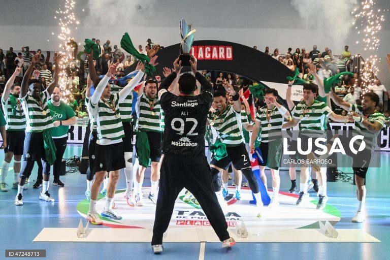 Os jogadores do Sporting festejam após conquistarem a Taça de Portugal de andebol contra o Benfica, no Pavilhão Multiúsos de Alcobaça, 07 de junho de 2026.  O Sporting conquistou hoje pela 20.ª vez, e quinta consecutiva, a Taça de Portugal de andebol, ao bater na final o Benfica por 41-39, após prolongamento, num jogo disputado em Alcobaça, Leiria. CARLOS BARROSO/LUSA