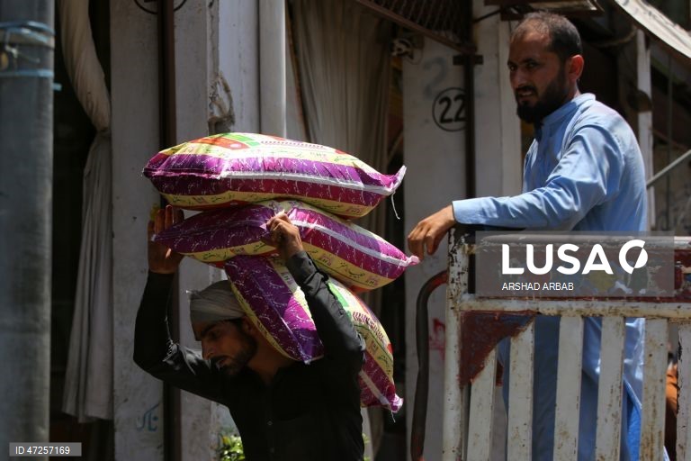 Paquistão: Mercado de rua em Peshawar