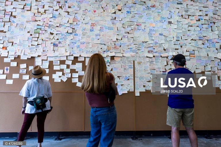 Exposição «Sala de Leitura Memorial Donald J. Trump e Jeffrey Epstein» em Washington, DC, EUA. A exposição itinerante está aberta em Washington de 9 a 12 de junho. 