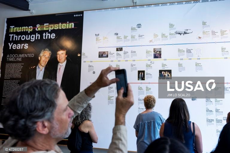 Exposição «Sala de Leitura Memorial Donald J. Trump e Jeffrey Epstein» em Washington, DC, EUA. A exposição itinerante está aberta em Washington de 9 a 12 de junho. 