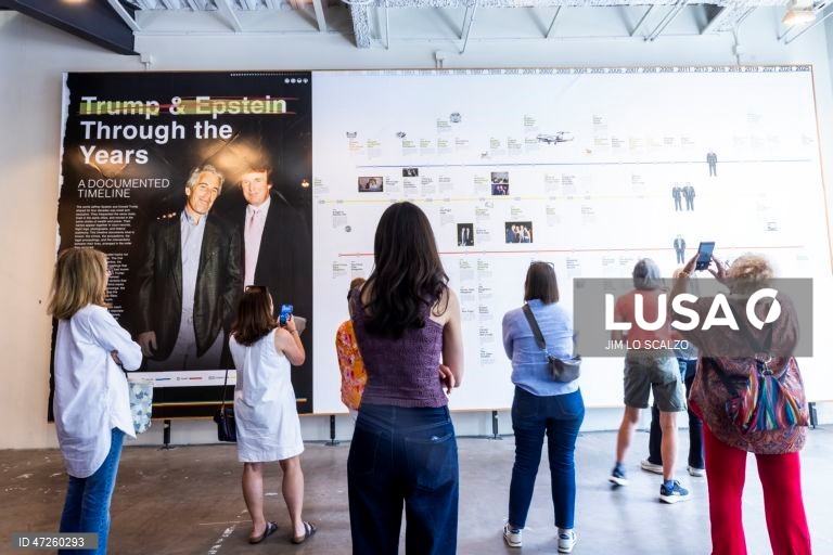 Exposição «Sala de Leitura Memorial Donald J. Trump e Jeffrey Epstein» em Washington, DC, EUA. A exposição itinerante está aberta em Washington de 9 a 12 de junho. 