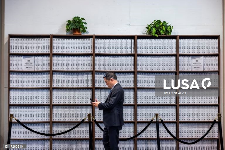 Exposição «Sala de Leitura Memorial Donald J. Trump e Jeffrey Epstein» em Washington, DC, EUA. A exposição itinerante está aberta em Washington de 9 a 12 de junho. 