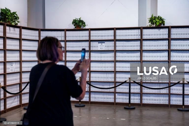 Exposição «Sala de Leitura Memorial Donald J. Trump e Jeffrey Epstein» em Washington, DC, EUA. A exposição itinerante está aberta em Washington de 9 a 12 de junho. 
