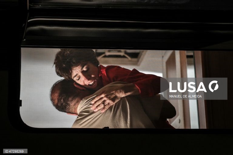 Ensaio de imprensa da peça "Caravana", escrita pelo poeta e dramaturgo João Luís Barreto Guimarães, com encenação de João Pedro Vaz e interpretação de Joaquim Horta e Rita Calçada Bastos, com estreia a 19 de junho, no Teatro Aberto, em Lisboa, 16 de junho de 2026. (ACOMPANHA TEXTO DE 17 DE JUNHO DE 2026). MANUEL DE ALMEIDA/LUSA