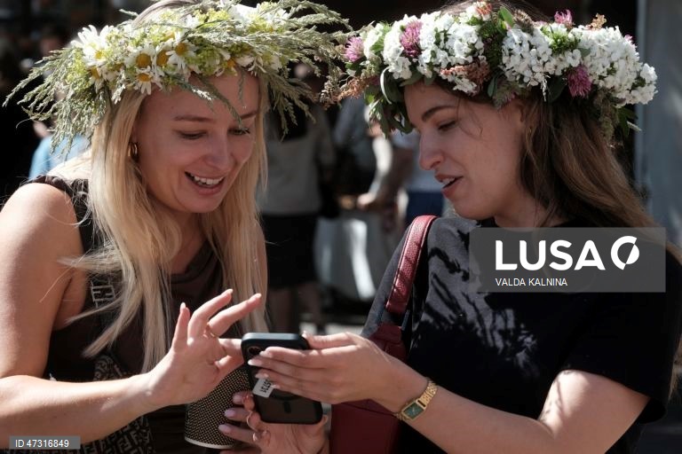 Letónia: Mercado tradicional de ervas e plantas na véspera das celebrações do solstício de verão.