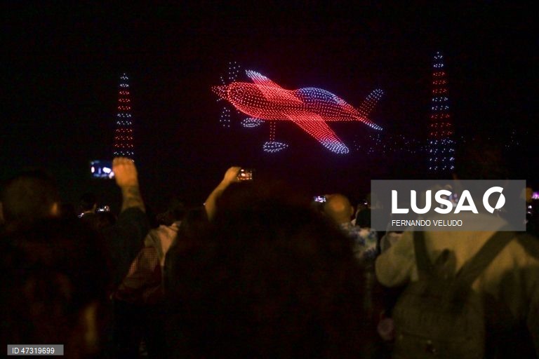 Espetáculo com 3090 drones que foi certificado pelo Guinness World Records, apresentado no âmbito do festival Air Invictus que decorreu na praia do Titan em Matosinhos, 20 de junho de 2026. O festival aéreo, que decorre no Porto, Matosinhos, Maia e Vila Nova de Gaia, inclui corridas de aviões, acrobacias, drones, aeromodelismo, uma feira da defesa e concertos e tem como objetivo promover a região e a literacia aérea e aeroespacial. FERNANDO VELUDO/ LUSA