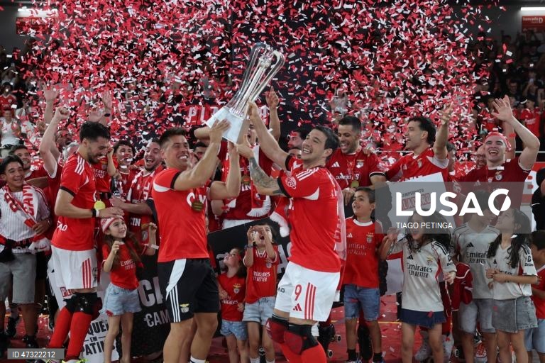 Jogadores do Benfica, celebram a vitótio do Campeonato Nacional de hóquei em patins após vencerem o Sporting 3-1 em jogo disputado no pavilhão da Luz, em Lisboa, 20 de junho de 2026. TIAGO PETINGA/LUSA