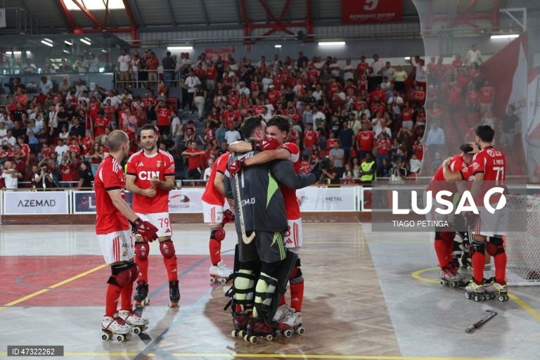 Jogadores do Benfica, celebram a vitótio do Campeonato Nacional de hóquei em patins após vencerem o Sporting 3-1 em jogo disputado no pavilhão da Luz, em Lisboa, 20 de junho de 2026. TIAGO PETINGA/LUSA