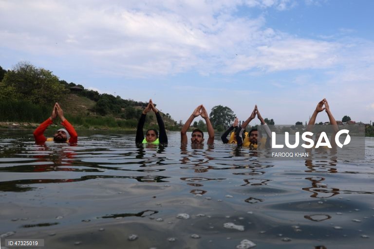 Índia: Dia Internacional do Yoga foi comemorado na Caxemira