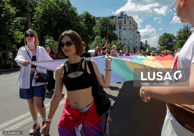 A capital ucraniana acolhe a marcha KyivPride.