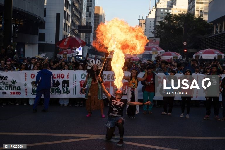 Milhares de pessoas manifestam-se para exigir a legalização da marijuana no Brasil