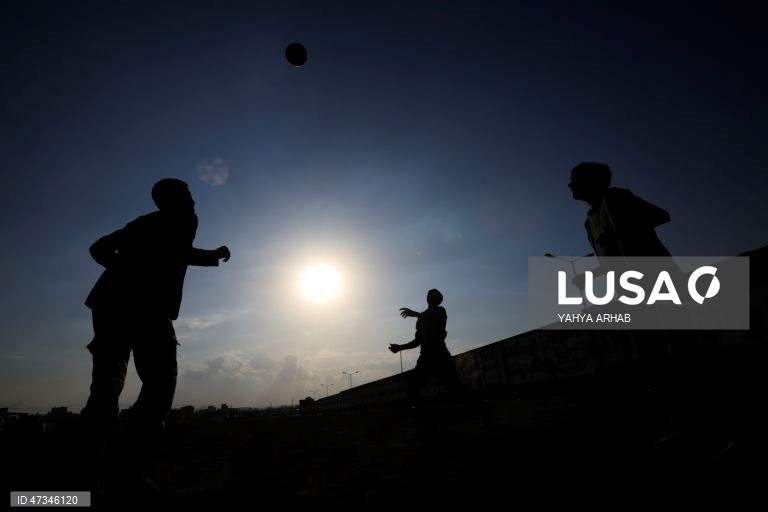 Iémen: Jovens jogam futebol em Saná