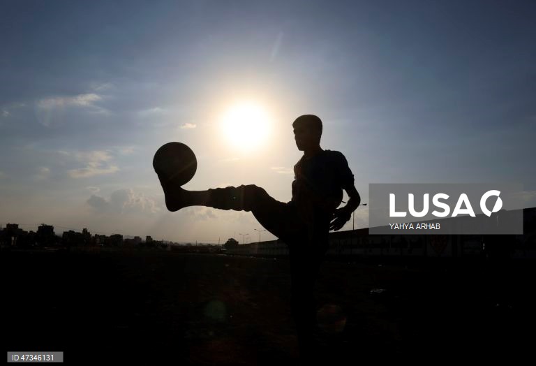 Iémen: Jovens jogam futebol em Saná
