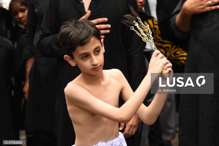 Islão: Celebrações do Dia de Ashura que marca a morte do neto de Maomé na batalha de Karbala
