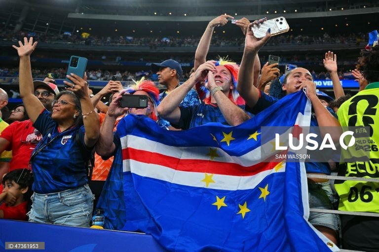 Jogadores de Cabo Verde, comemoram com os adeptos após a qualificação da equipa para a fase eliminatória, na sequência de um empate a 0-0 no jogo da fase de grupos do Campeonato do Mundo da FIFA 2026 entre Cabo Verde e a Arábia Saudita, em Houston, EUA.