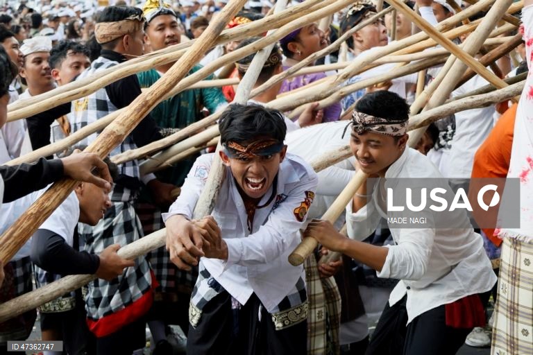 O ritual Mekotek é uma tradição hindu balinesa praticada pelos habitantes da aldeia de Munggu como símbolo de vitória e um esforço espiritual para afastar o desastre. Realizado a cada seis meses, o ritual envolve os homens da aldeia a utilizarem varas compridas para formar pirâmides, as quais escalam repetidamente em cada encruzilhada durante a procissão. 