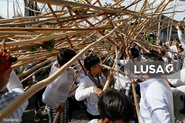 O ritual Mekotek é uma tradição hindu balinesa praticada pelos habitantes da aldeia de Munggu como símbolo de vitória e um esforço espiritual para afastar o desastre. Realizado a cada seis meses, o ritual envolve os homens da aldeia a utilizarem varas compridas para formar pirâmides, as quais escalam repetidamente em cada encruzilhada durante a procissão. 