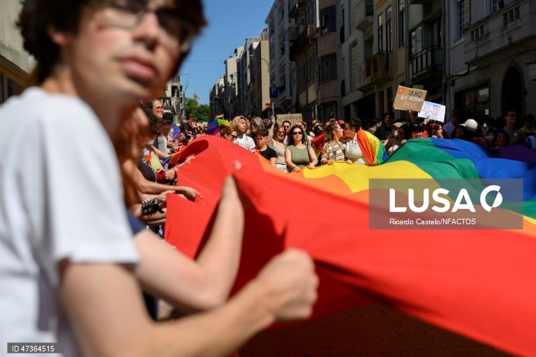 Participantes na Marcha do Orgulho LGBTI+ do Porto, a edição deste ano celebra os 20 anos da marcha sob o lema “Por Gisberta, Por um Abril que ainda não aconteceu!”. As organizações constituintes da marcha querem lembrar os 20 anos da morte de Gisberta Salce, mulher trans, brasileira, assassinada no Porto em 2006.
