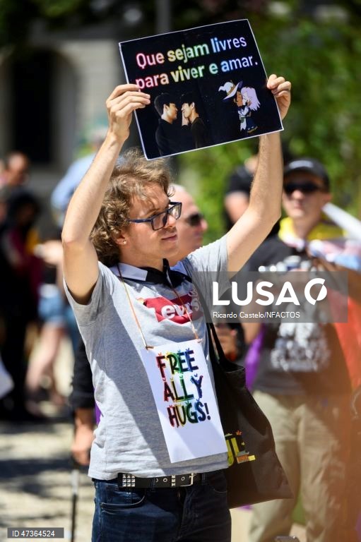 Participantes na Marcha do Orgulho LGBTI+ do Porto, a edição deste ano celebra os 20 anos da marcha sob o lema “Por Gisberta, Por um Abril que ainda não aconteceu!”. As organizações constituintes da marcha querem lembrar os 20 anos da morte de Gisberta Salce, mulher trans, brasileira, assassinada no Porto em 2006.