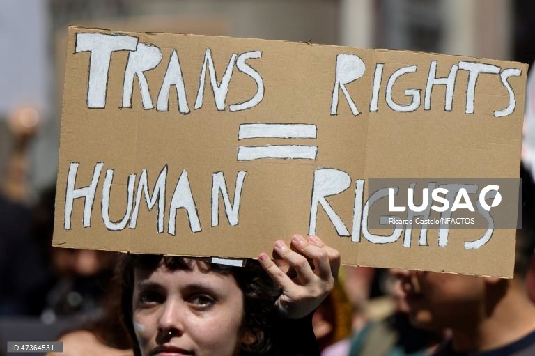 Participantes na Marcha do Orgulho LGBTI+ do Porto, a edição deste ano celebra os 20 anos da marcha sob o lema “Por Gisberta, Por um Abril que ainda não aconteceu!”. As organizações constituintes da marcha querem lembrar os 20 anos da morte de Gisberta Salce, mulher trans, brasileira, assassinada no Porto em 2006.