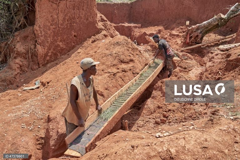 República Democrática do Congo: Mineração artesanal de ouro em Mongbwalu